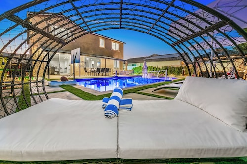 12 Beds,Pool table,Ping Pong,Volleyball+Basketball