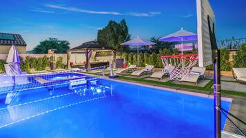 Alberca al aire libre y alberca climatizada