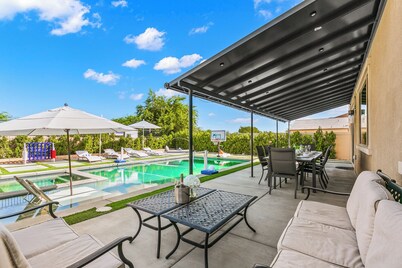 12 Beds,Pool table,Ping Pong,Volleyball+Basketball