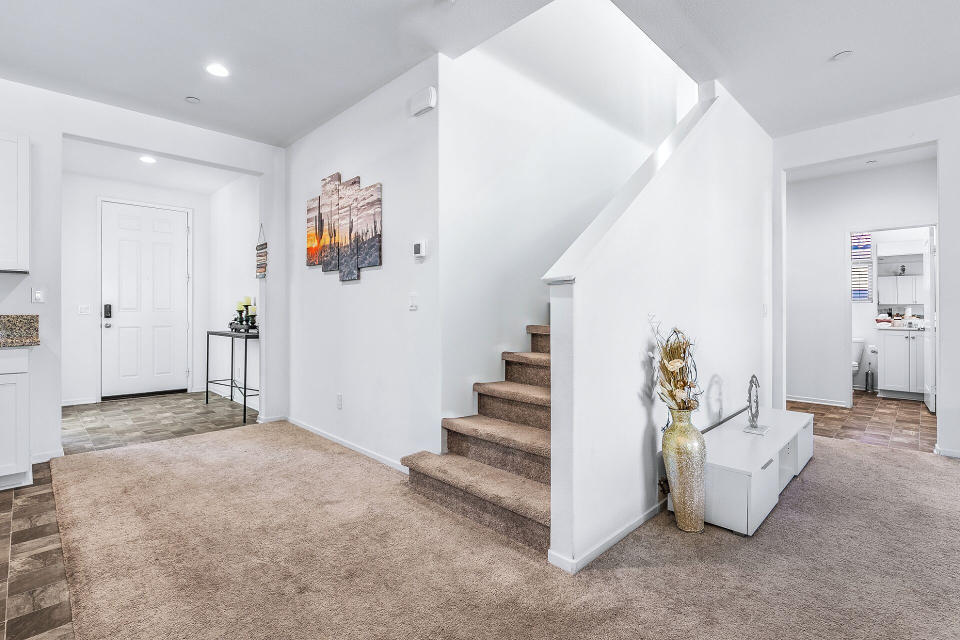 Ein modernes Interieur mit einer Treppe, einer Küche und einem Wohnbereich.