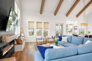 Smart TV, fireplace, DVD player, books - Stunning Modern Home with Lake Views, Luxury Amenities, and Prime Location (Port Aransas)