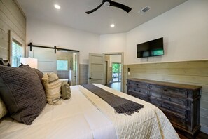 7 bedrooms, WiFi, bed sheets