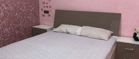 5 bedrooms, in-room safe, desk, iron/ironing board