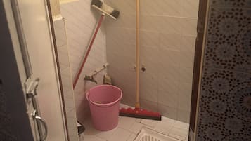 Douche, sĂšche-cheveux, serviettes fournies, savon