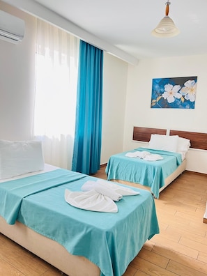 Bureau, espace de travail pour ordinateur portable, Wi-Fi gratuit