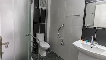 Habitación triple, vista a la ciudad | Baño | Regadera, amenidades de baño gratuitas, secadora de cabello, pantuflas