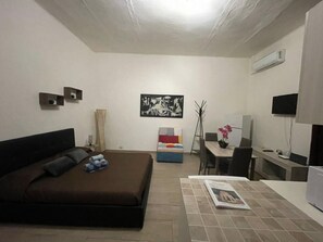 1 dormitorio, tabla de planchar con plancha, wifi y ropa de cama