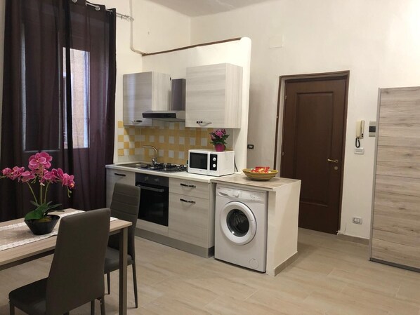 Frigorífico, microondas, horno y placa de cocina