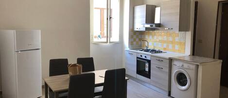 冰箱、微波炉、烤箱、炉灶