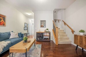 TV, offices - The Prosecco • DTCalgary • YYCAirport > 15min (Calgary)