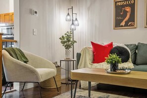 TV, offices - The Prosecco • DTCalgary • YYCAirport > 15min (Calgary)