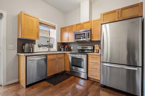 Fridge, microwave, oven, stovetop - The Prosecco • DTCalgary • YYCAirport > 15min (Calgary)