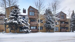 Monikerroksinen rakennus, jossa on tiiliverhous ja suuret ikkunat.