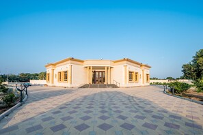 Exterior - Luxurious 9BR Villa w/ Farm & Mountain View, Sharm by Deluxe Holiday Homes (Fujairah)