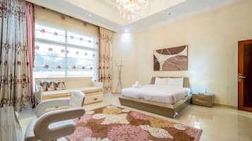 9 soveværelser, pengeskab på værelset, strygejern/strygebræt