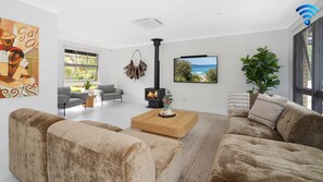 Smart TV, fireplace