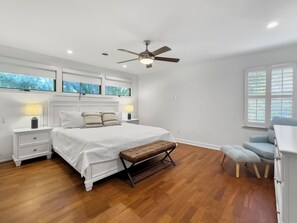 4 slaapkamers, een bureau, een strijkplank/strijkijzer, gratis wifi