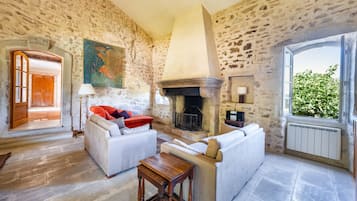 Télévision, cheminée, lecteur de DVD, table de tennis de table