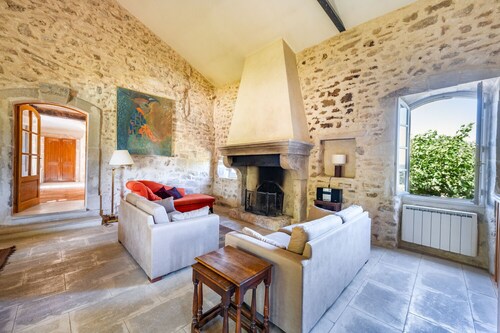 les Marcellines, propriété de caractère avec piscine chauffée et vue