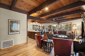 Televisio, takka, DVD-soitin, pöytäjalkapallopöytä