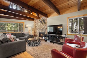 Télévision, cheminée, lecteur de DVD, baby-foot