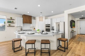 Fridge, microwave, oven, stovetop - New Pool+Spa+Games+Large BBQ+Designer+Beautiful (Coachella)