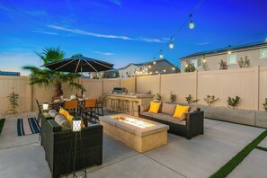 Outdoor dining - New Pool+Spa+Games+Large BBQ+Designer+Beautiful (Coachella)