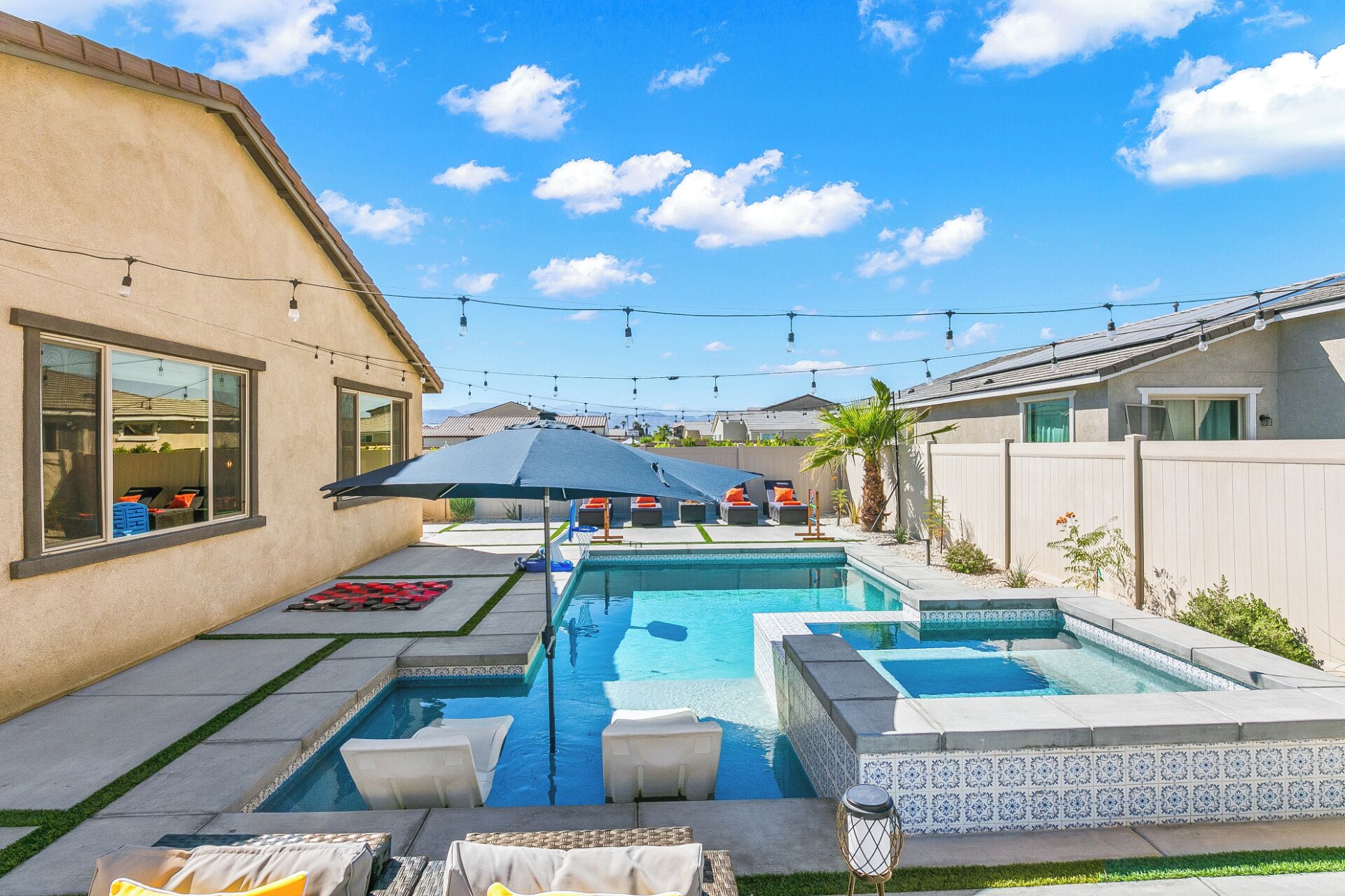 Utomhuspool och uppvärmd pool