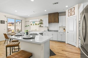 Fridge, microwave, oven, stovetop - New Pool+Spa+Games+Large BBQ+Designer+Beautiful (Coachella)