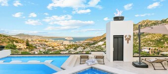 New Pool+Spa+Games+Large BBQ+Designer+Beautiful