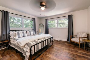 2 bedrooms, desk, WiFi, bed sheets