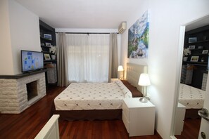 Vierbettzimmer, 2 Doppelbetten, Gemeinschaftsbad, Stadtblick | 1 Schlafzimmer, Bügeleisen/Bügelbrett, Babybetten, kostenloses WLAN