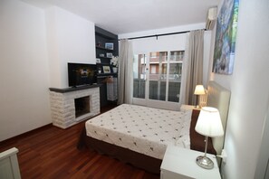Quadruple Room, 2 Double Beds, Shared Bathroom, City View