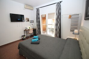 Standard Double Room, Shared Bathroom | Iron/ironing board, cribs/infant beds, free WiFi, bed sheets - Rooms Vilaproma (Barcelona)
