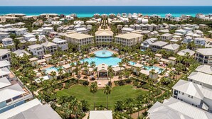 Ein Resort mit mehreren Gebäuden, einem zentralen Swimmingpool und Blick auf den Ozean.