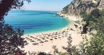 Authentische Cliff-Villa, mit Pool, private Treppe zum versteckten Strand –Budva