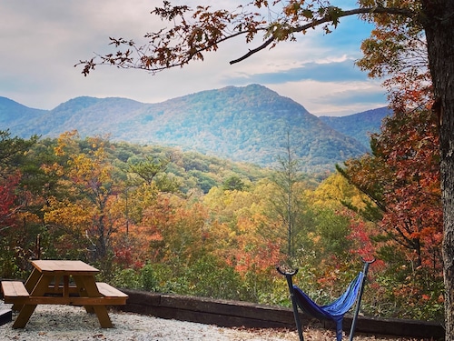 Unbelievable Mountainside Views, Charming Cabin WiFi, AC, Gas Fireplace, Loft.