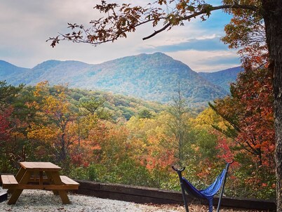 Unbelievable Mountainside Views, Charming Cabin WiFi, AC, Gas Fireplace, Loft.