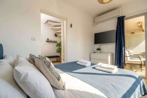 2 bedrooms, desk, iron/ironing board, WiFi