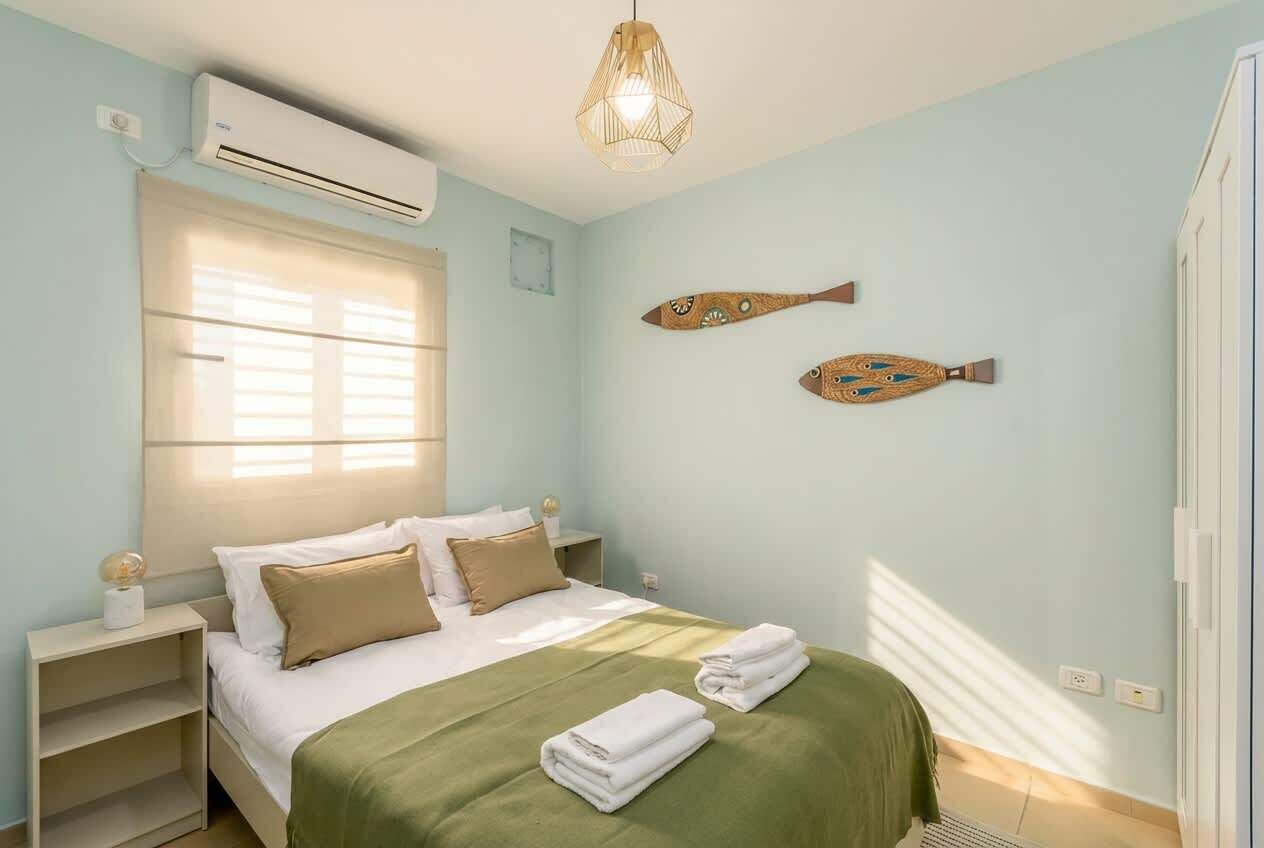 2 bedrooms, desk, iron/ironing board, WiFi