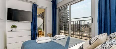 2 bedrooms, desk, iron/ironing board, WiFi