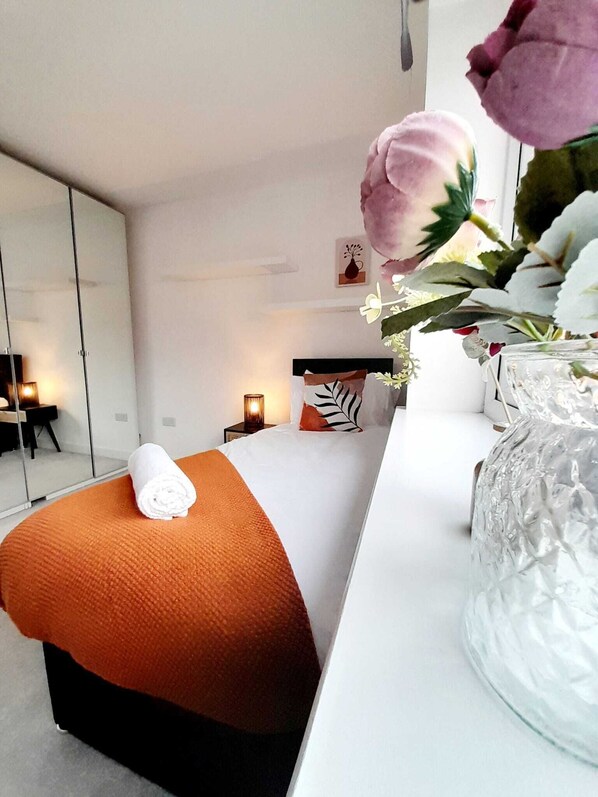 3 bedrooms, iron/ironing board, WiFi, bed sheets