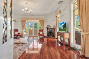 Interior - Llewoh on Crofton - stunning central Echuca heritage home with spa (Echuca)