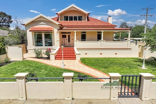 Llewoh on Crofton - stunning central Echuca heritage home with spa