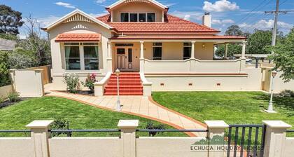 Llewoh on Crofton - stunning central Echuca heritage home with spa