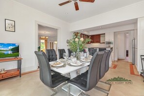 Dining - Llewoh on Crofton - stunning central Echuca heritage home with spa (Echuca)