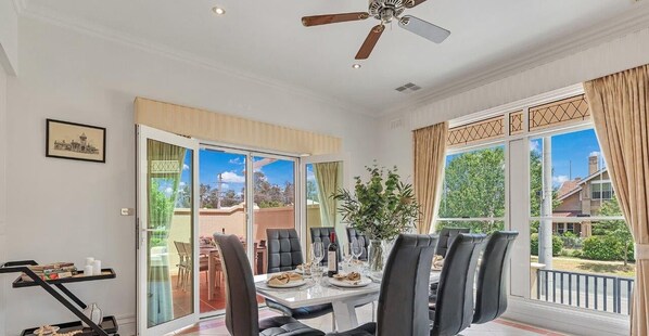 Dining - Llewoh on Crofton - stunning central Echuca heritage home with spa (Echuca)
