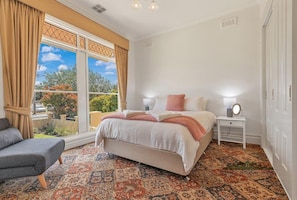 3 bedrooms, iron/ironing board, travel cot, WiFi - Llewoh on Crofton - stunning central Echuca heritage home with spa (Echuca)