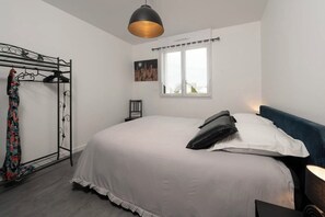 5 bedrooms, iron/ironing board, travel crib, free WiFi - MA BRO - ERDIVINES - Beach 3km, restaurants and shops 200m, Swimming pool 7x3,5 (Erdeven)