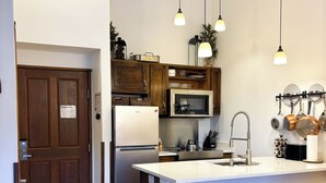 Eine moderne Küche mit Holzschränken, Edelstahlgeräten und einer weißen Arbeitsplatte.